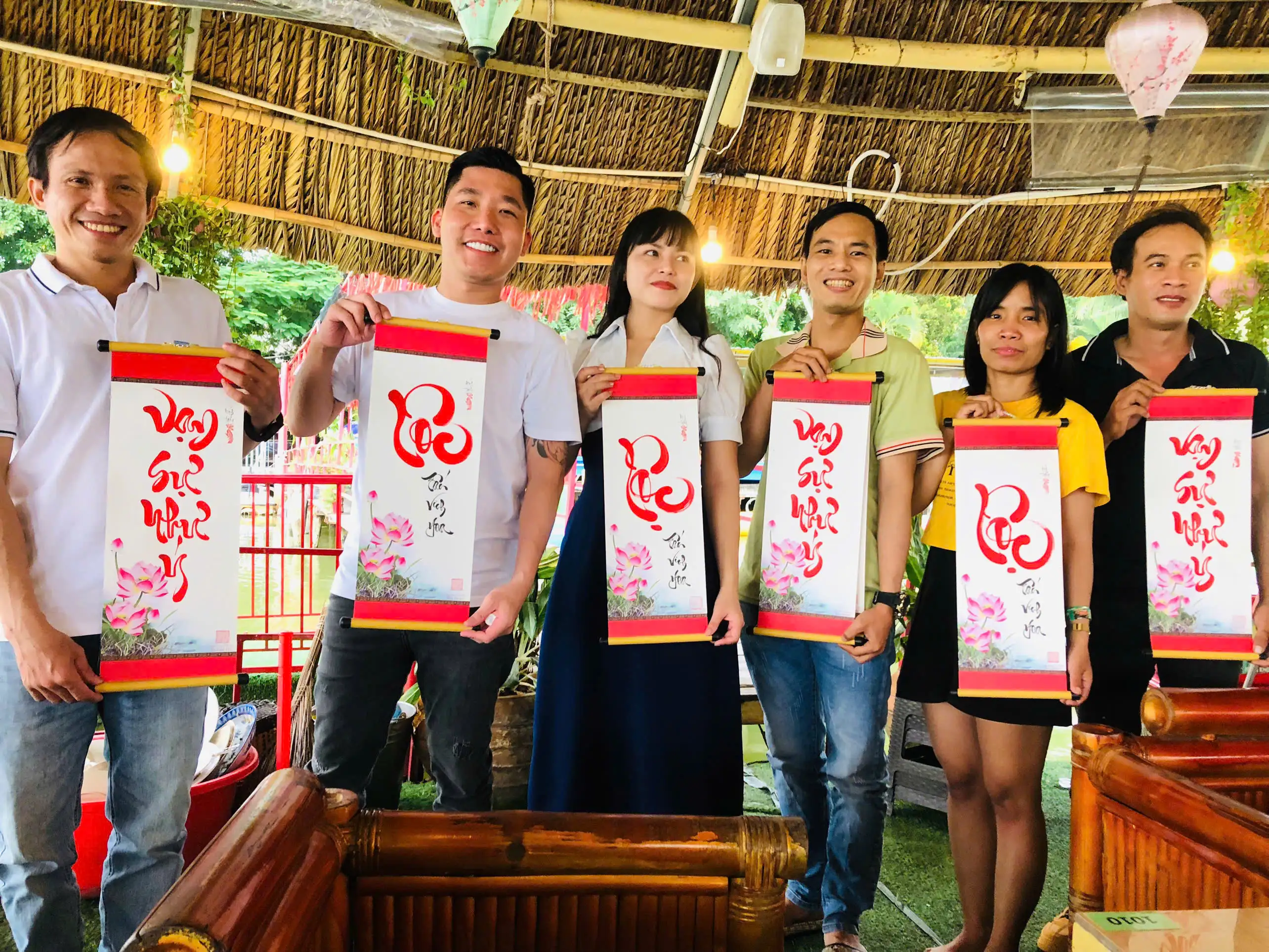 Ông đồ viết chữ cho sự kiện tiệc công ty