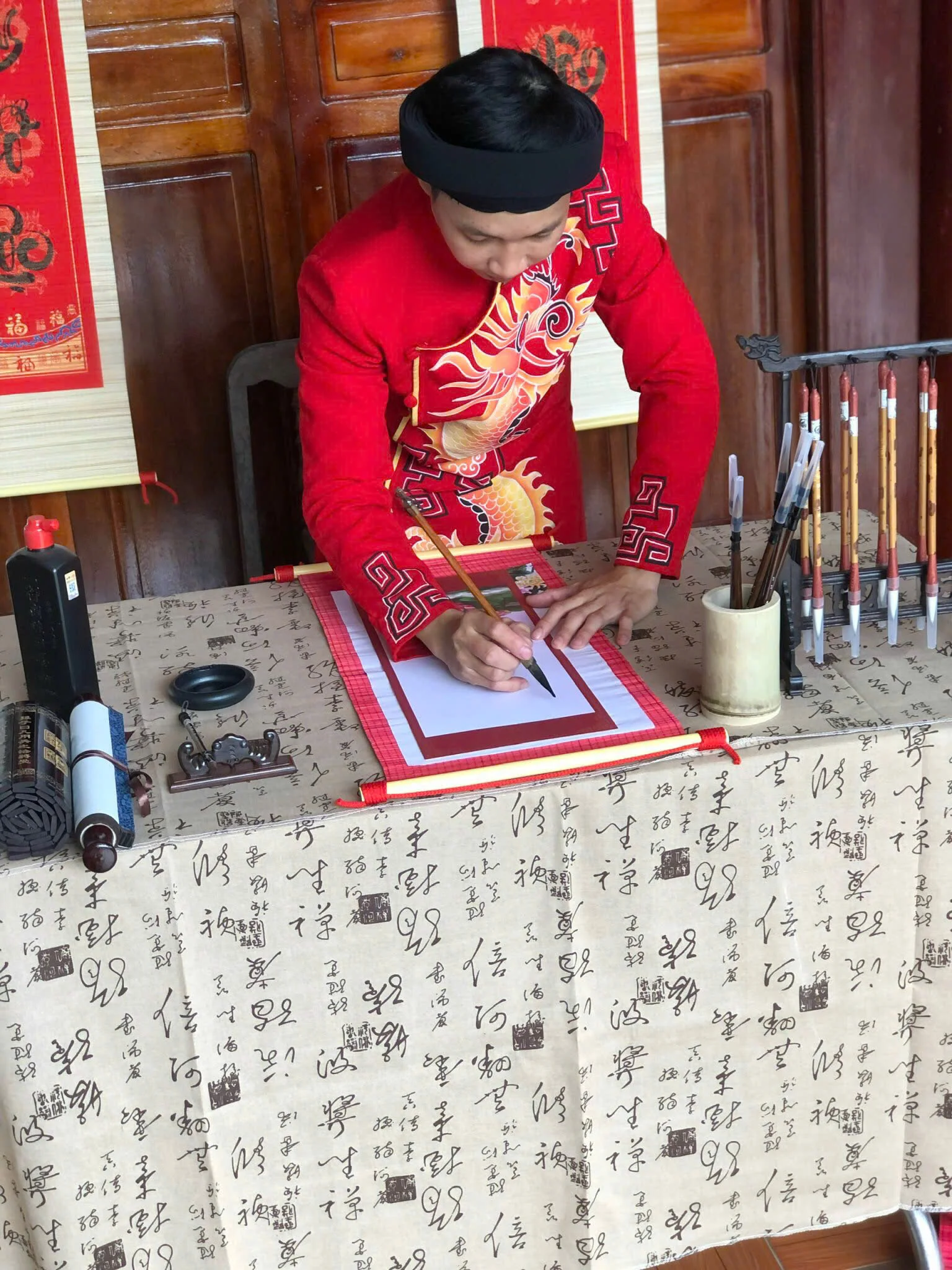 Dịch Vụ Thuê Ông Đồ Viết Chữ Thư Pháp Sự Kiện Tại Huế: Kết Nối Truyền Thống Và Hiện Đại