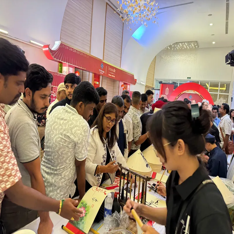 khách xin chuỗng đồ tại sự kiện việt nam - ấn độ tphcm