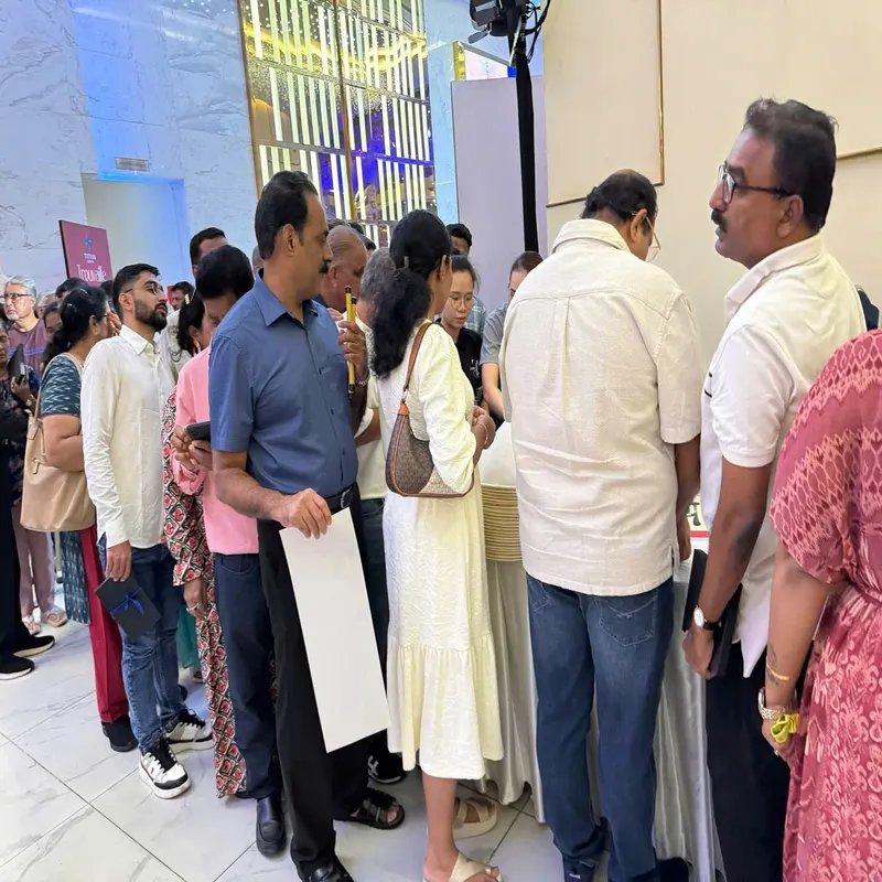 khách xếp hàng đợi xin chữ ông đồ