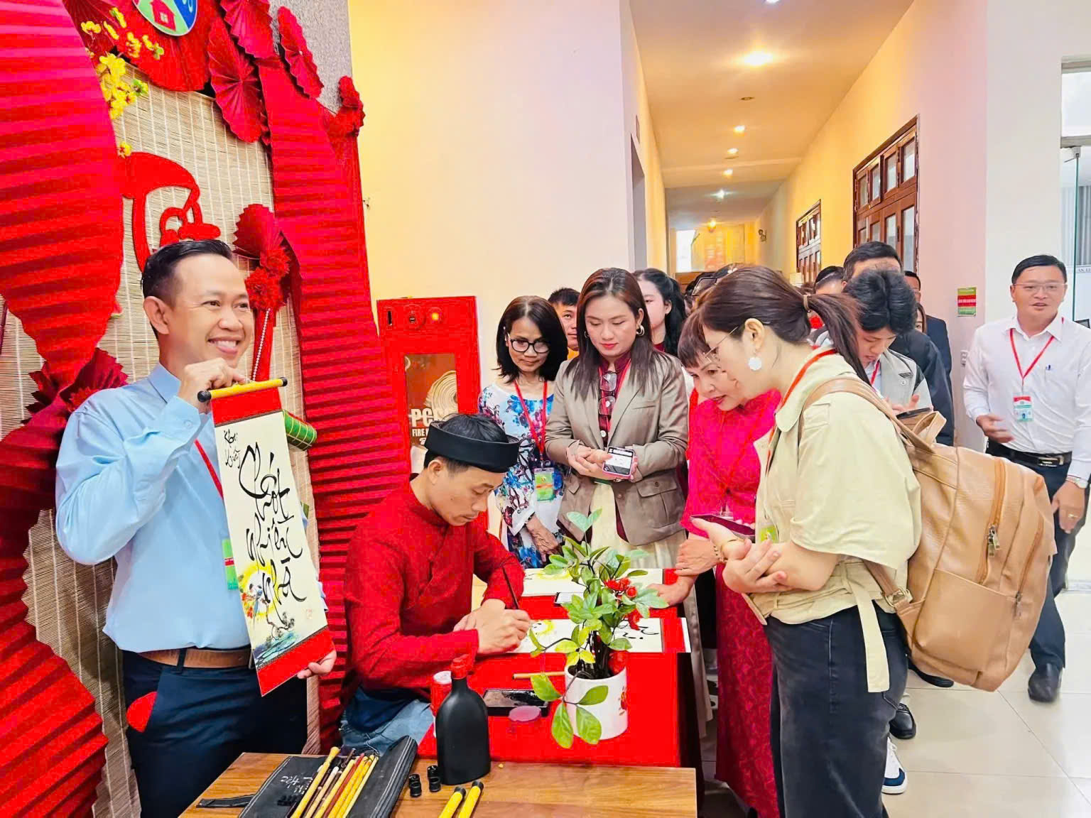 ông đồ viết thư pháp tại hưng yên