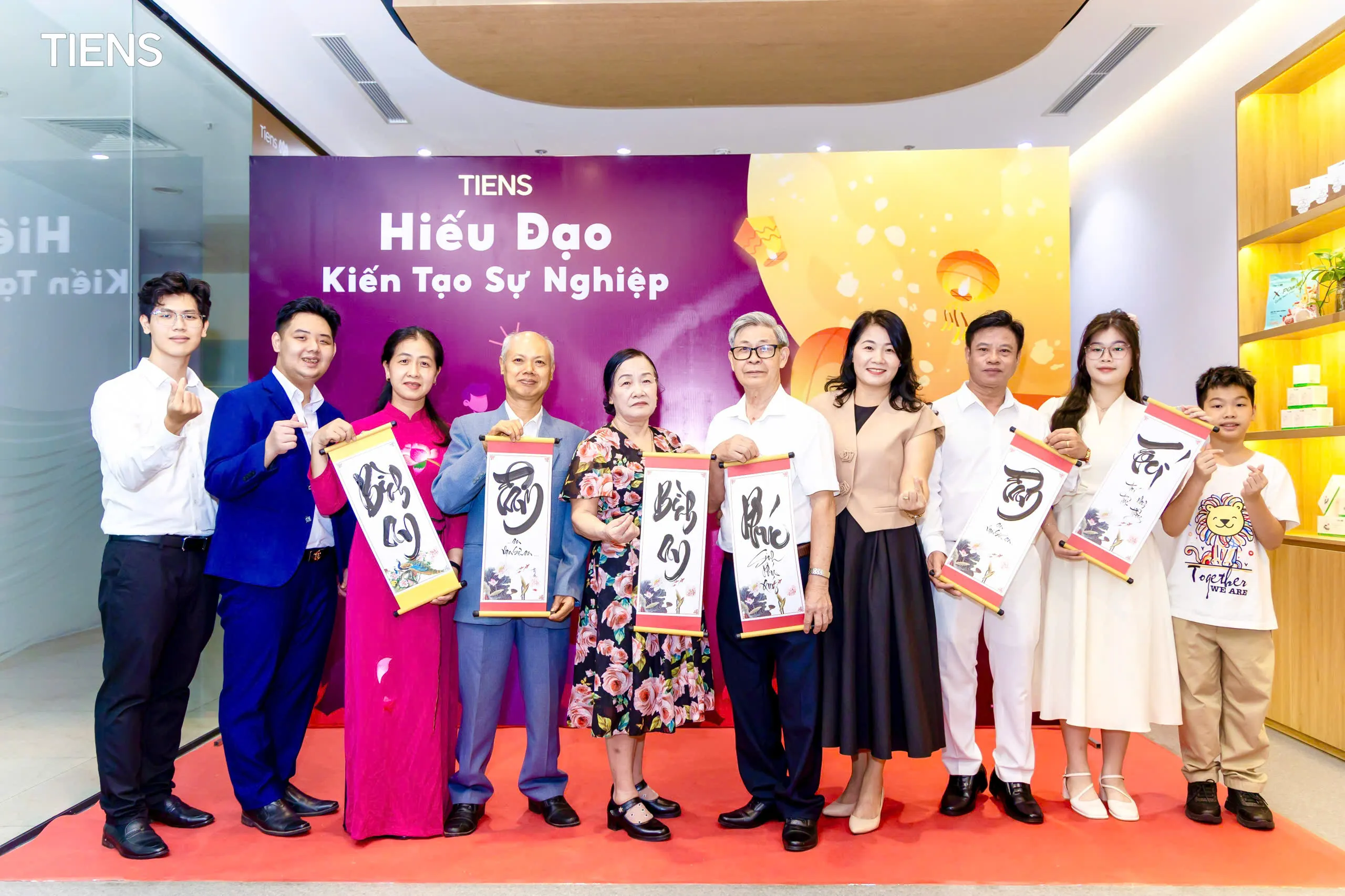 khách hàng nhận chữ thư pháp chụp ảnh lưu niệm