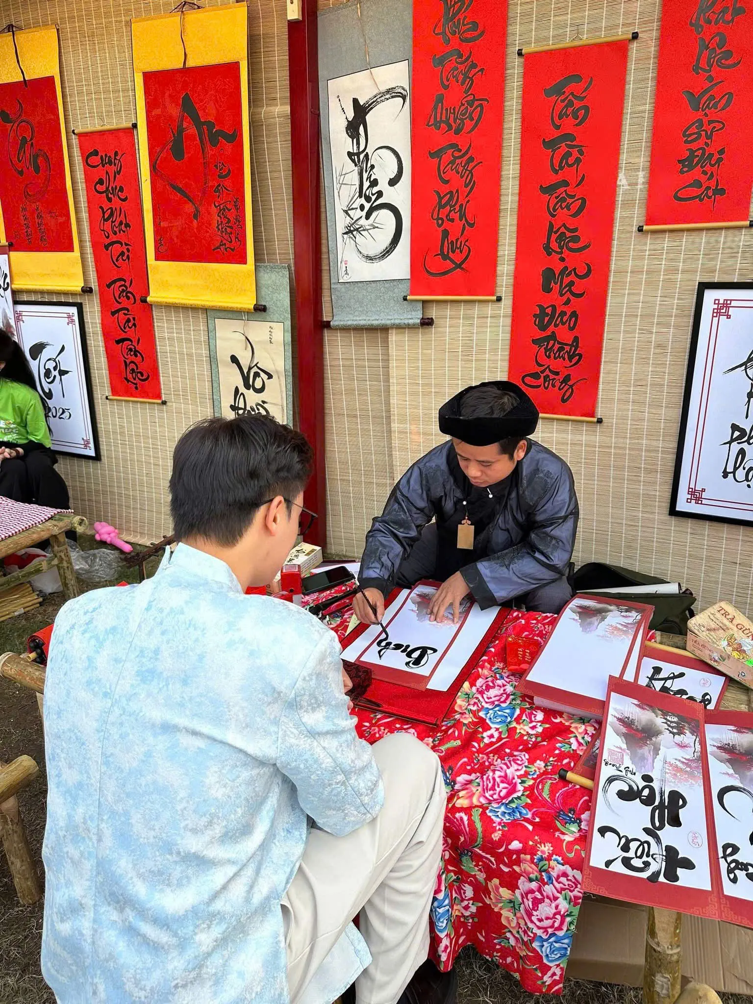 khách đang ngồi đợi ông đồ tặng chữ