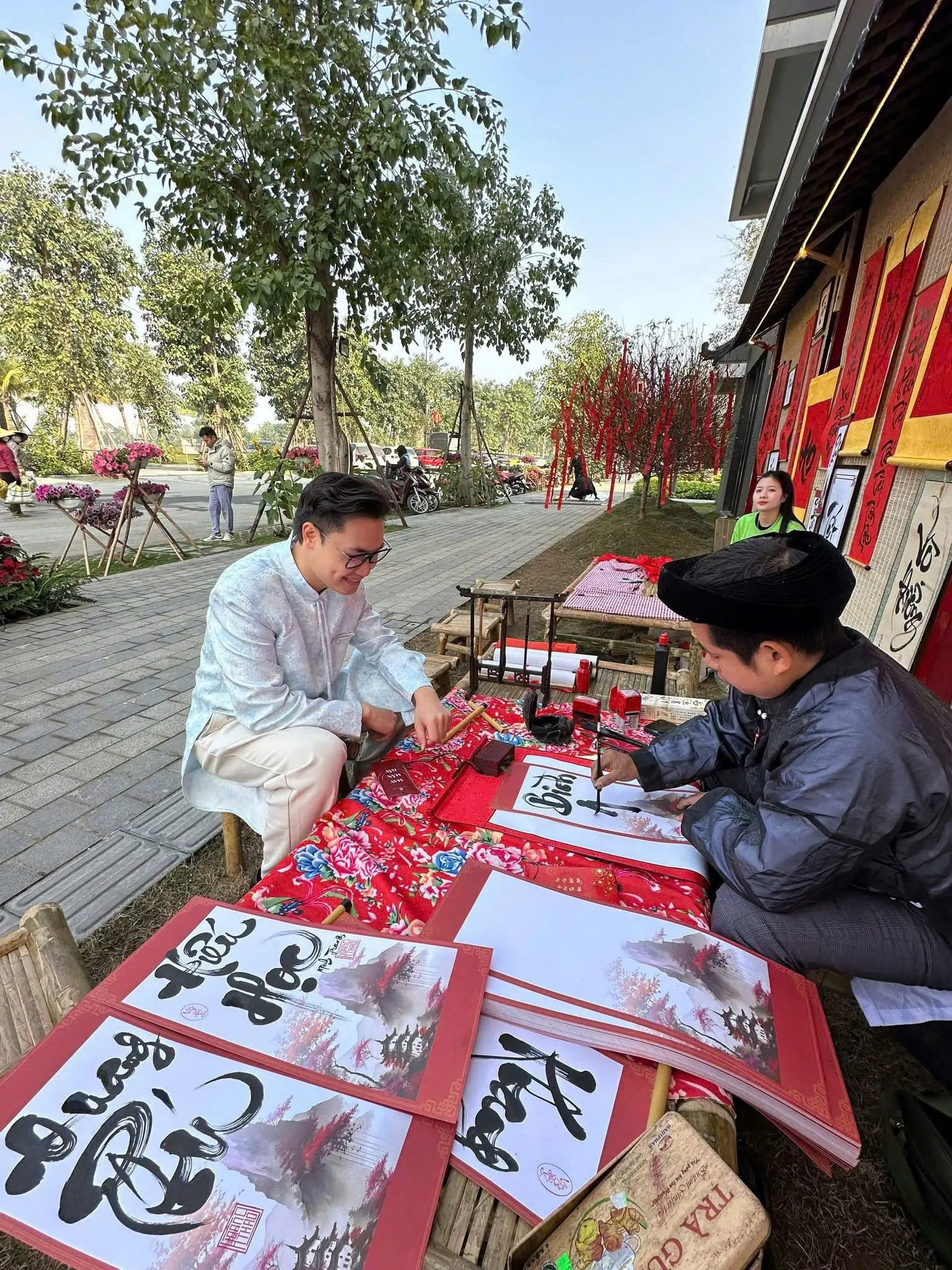 ông đồ hoàng thao viết thư pháp tại sự kiện eco central park