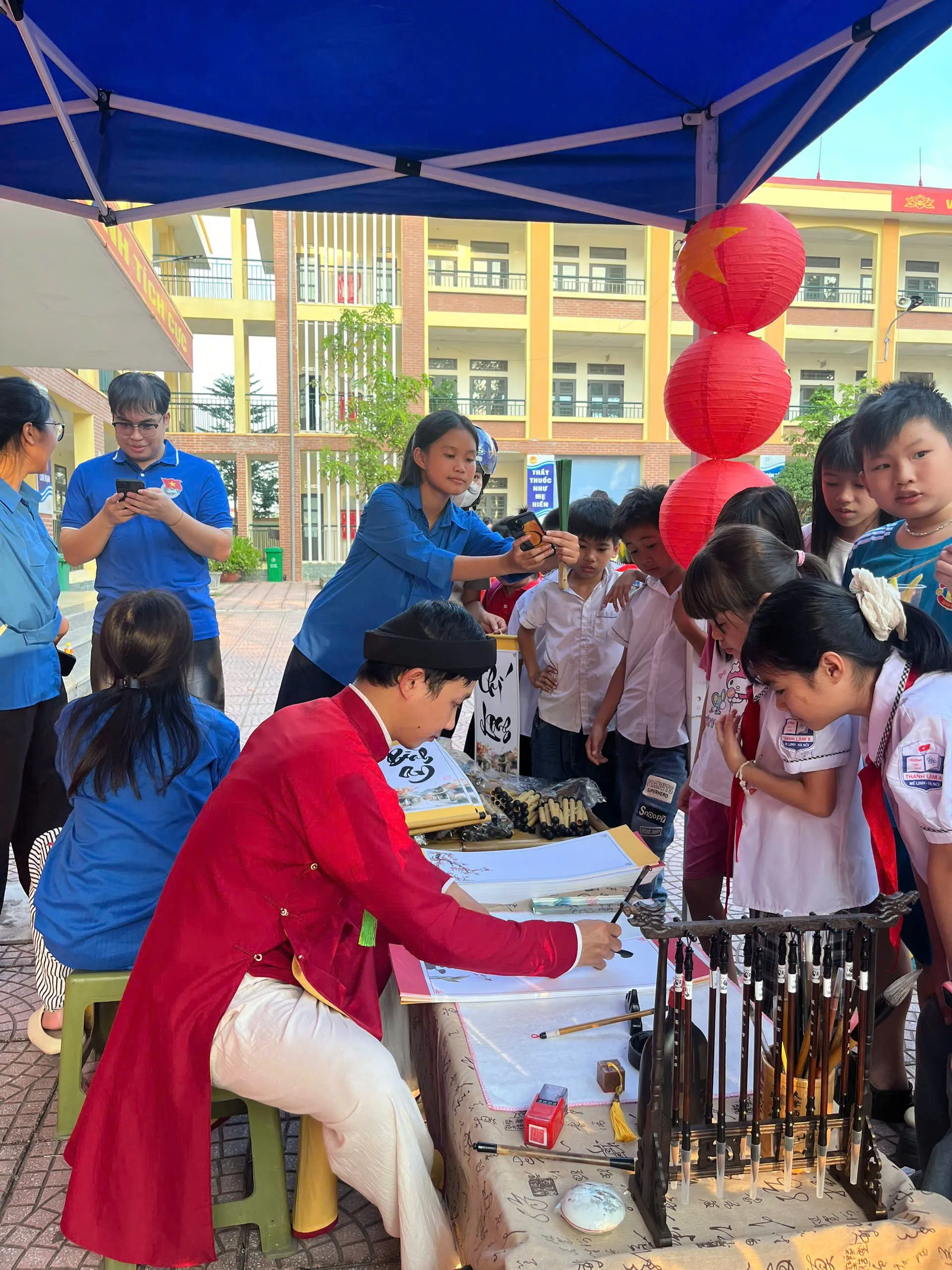 Đoàn viên thanh niên hỗ trợ tổ chức lễ hội Trung Thu tại trường học