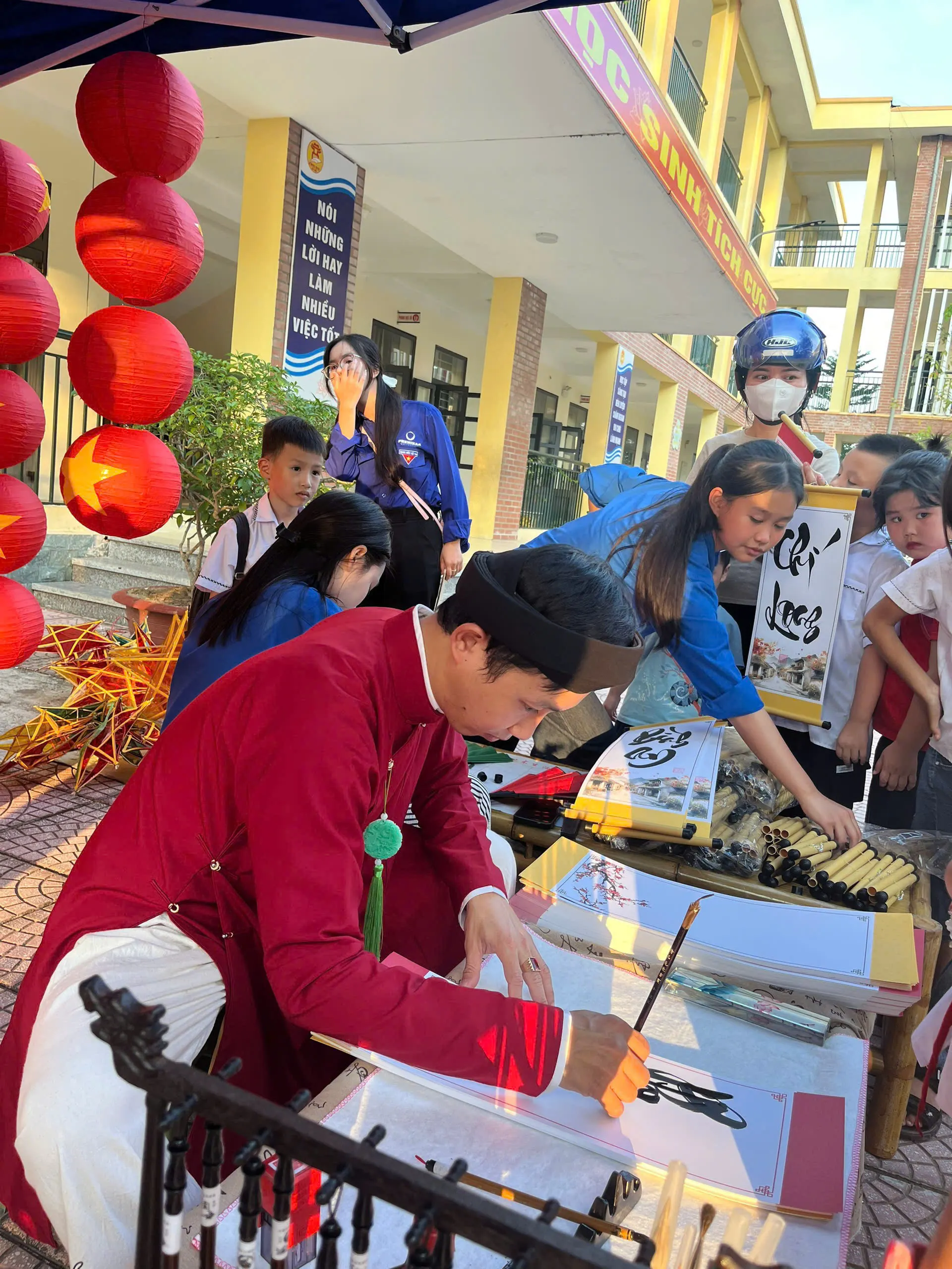 Học sinh nhận bức thư pháp Trung Thu từ ông đồ