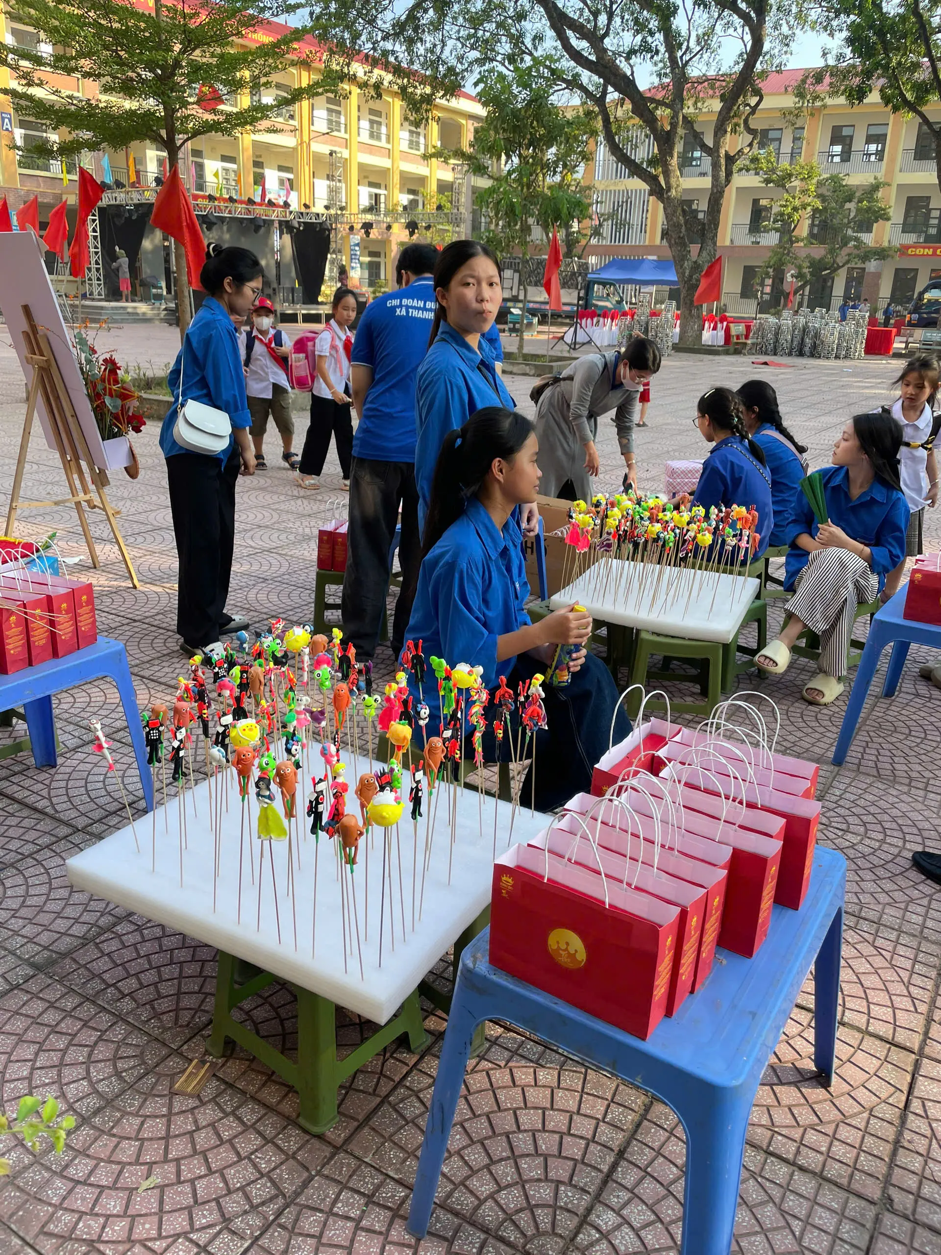 Đoàn viên thanh niên hỗ trợ tổ chức lễ hội Trung Thu tại trường học