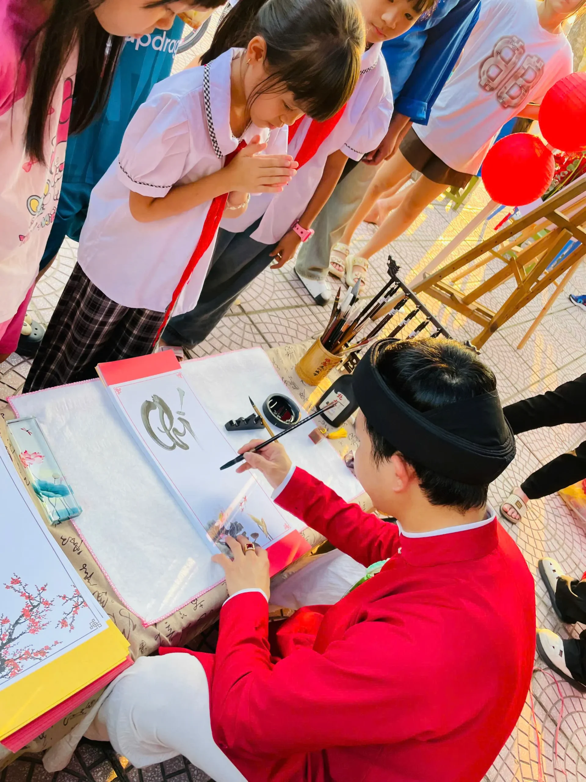 Ông đồ viết thư pháp cho lễ hội Trung Thu ở trường học