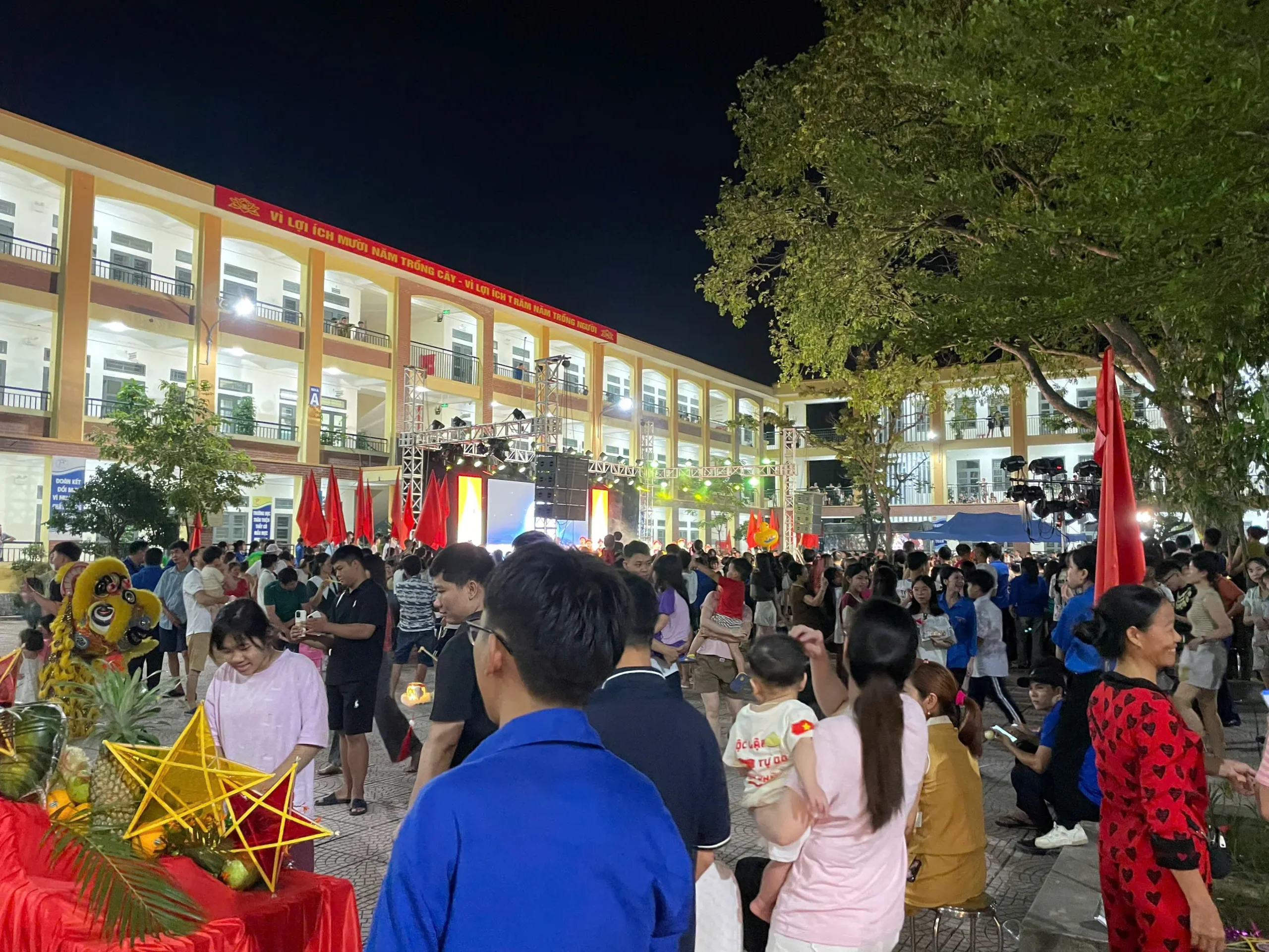 Lễ hội Trung Thu tại trường tiểu học với ông đồ viết thư pháp